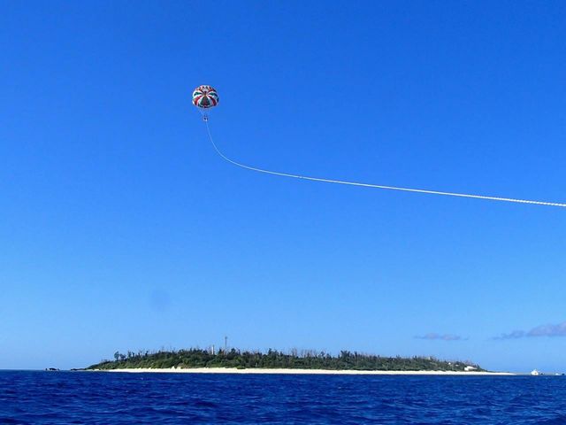 沖縄でパラセーリング下から