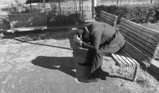 人を利用して生きる人の末路は左遷